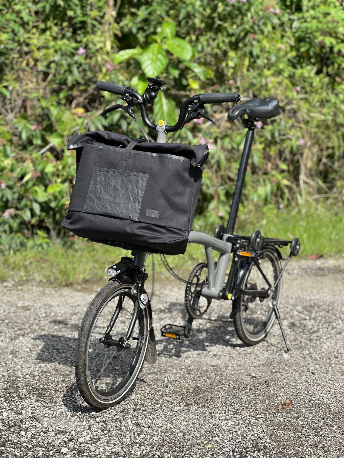 Actual black La Jefa & Sons shopping tote on a Brompton, viewed from a front three-quarter angle