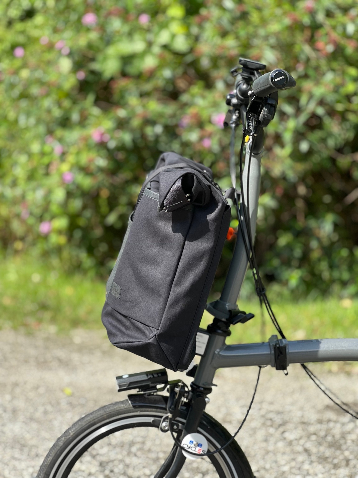Side view of the actual black La Jefa & Sons shopping tote mounted on a Brompton