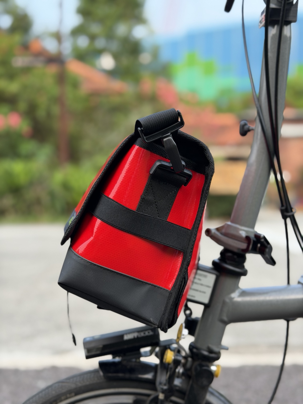 Side view of Demano Ribera 1701 showing shoulder strap clip, black webbing and reinforced base