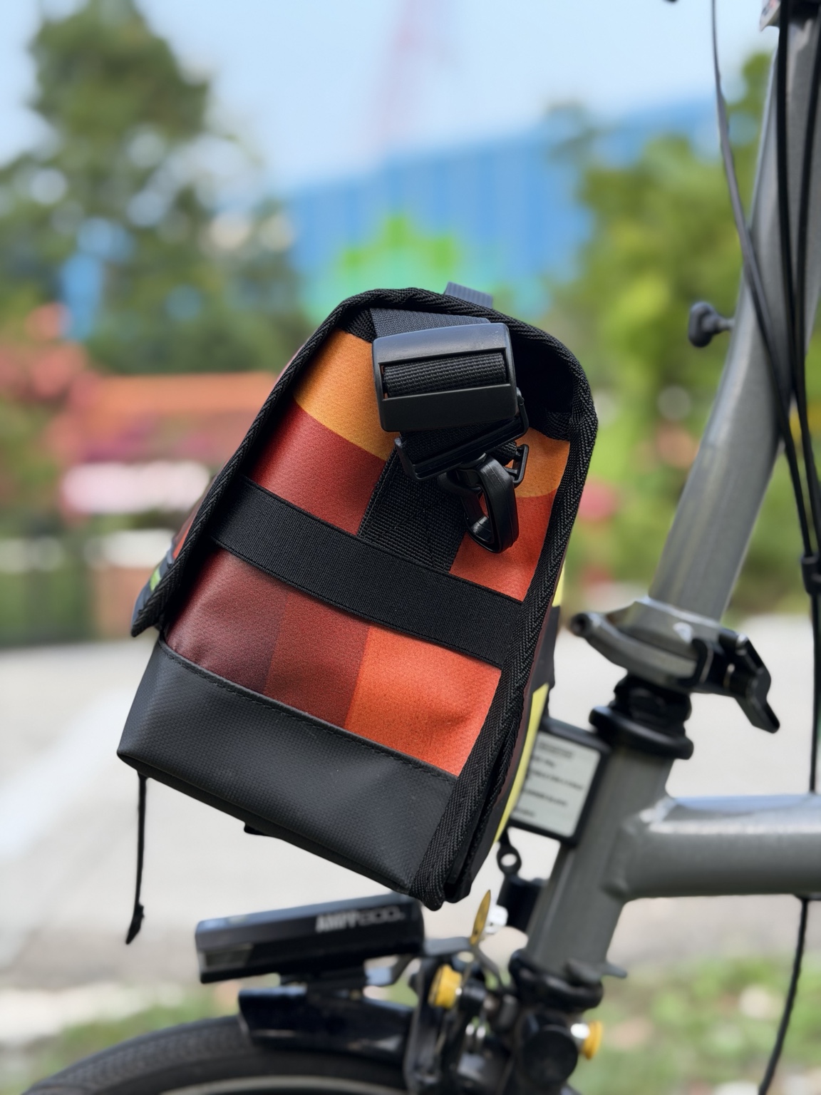 Side view of Demano Ribera 1702 showing black strap hardware, banner fabric and black base