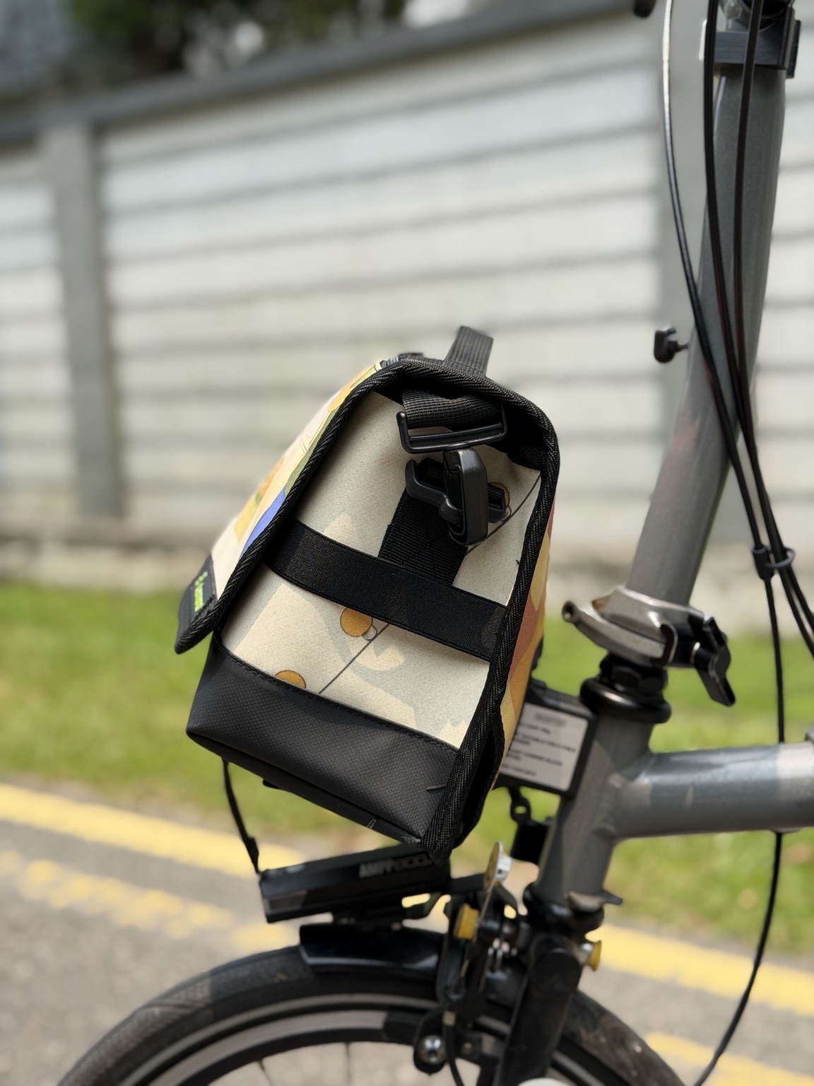 Right-side profile of Demano Ribera 1708 with a pale illustrated banner panel, black strap hardware and reinforced black base.