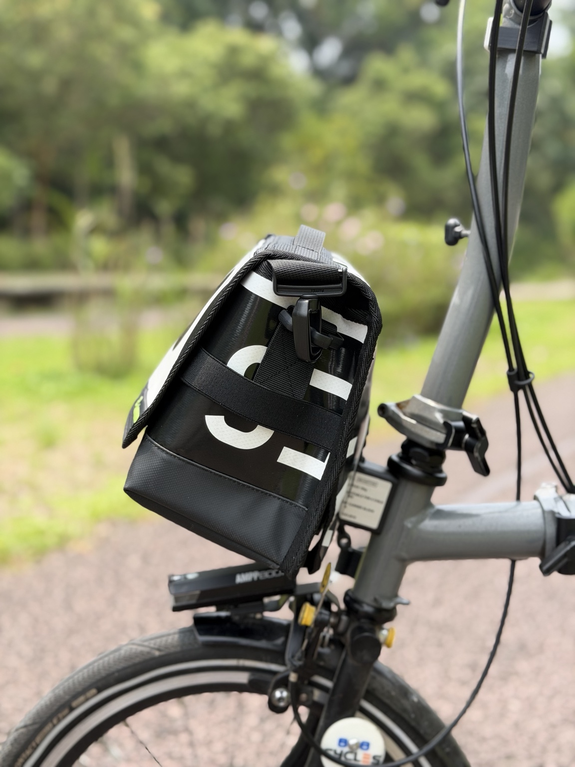 Right-side profile of Demano Ribera 1709 with cropped white banner lettering on black, black strap hardware and reinforced black base.