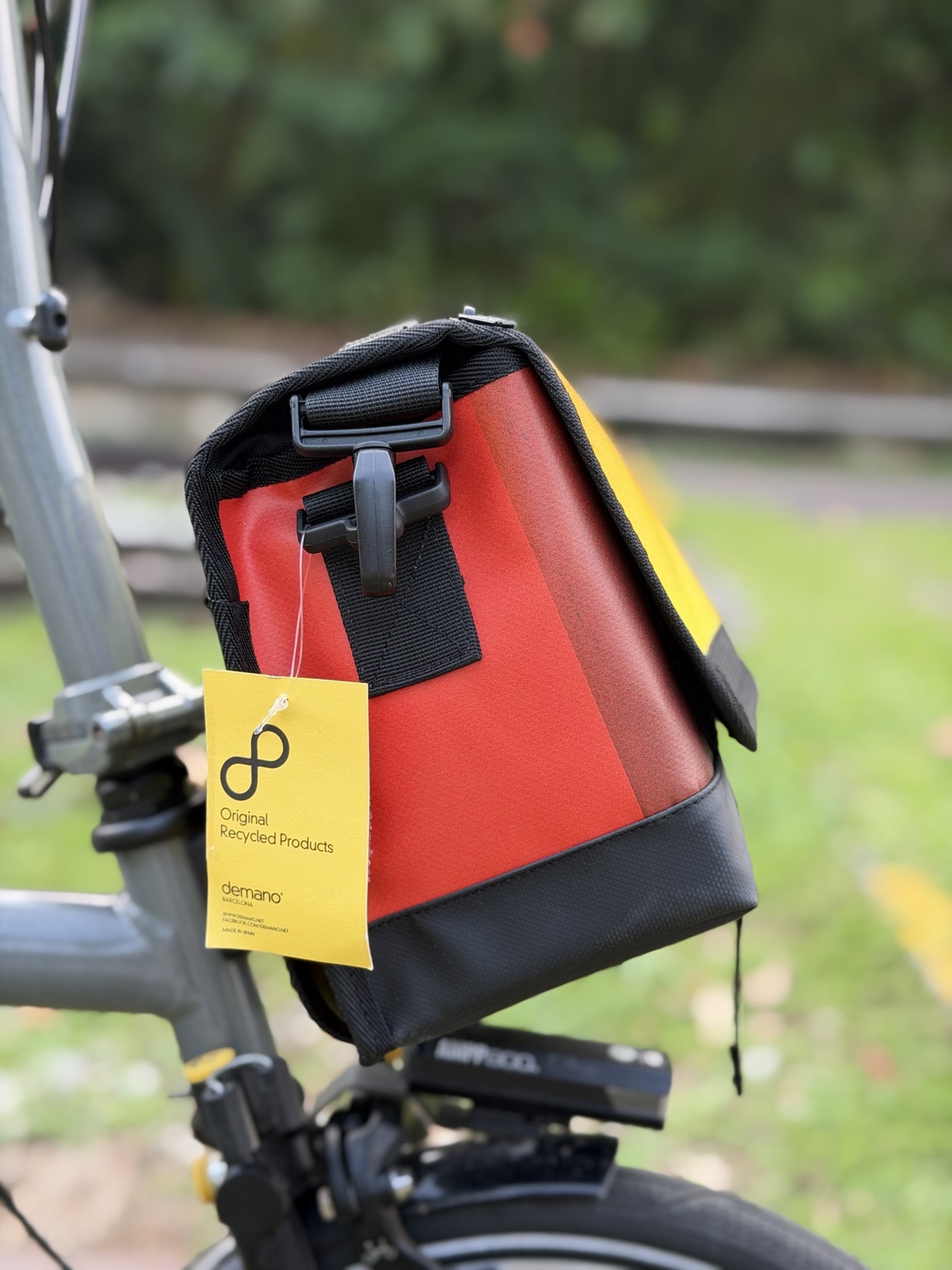 Side view of Demano Ribera 1702 with the original Demano recycled-product hangtag