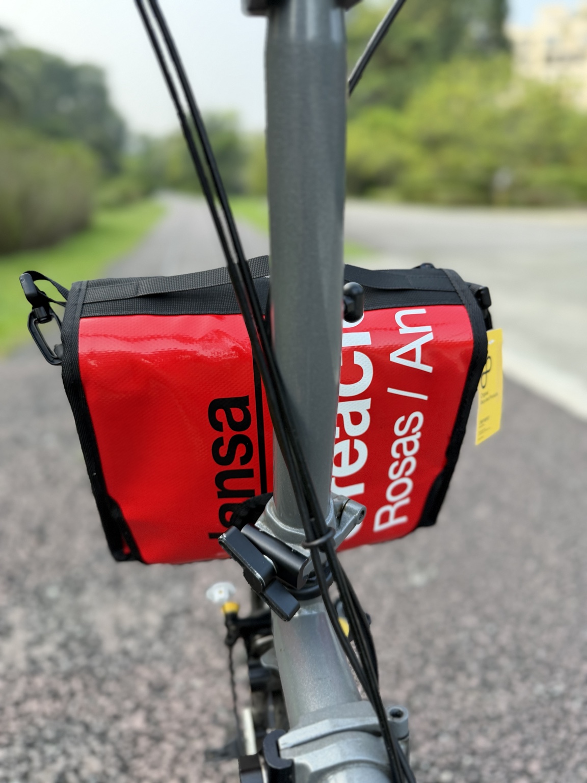 Rear view of Demano Ribera 1701 mini front bag mounted ahead of the Brompton stem