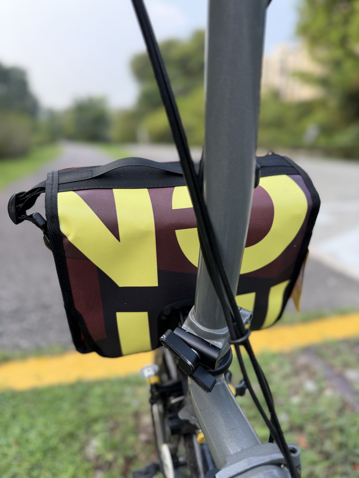 Rear view of Demano Ribera 1702 with yellow banner lettering behind the Brompton stem