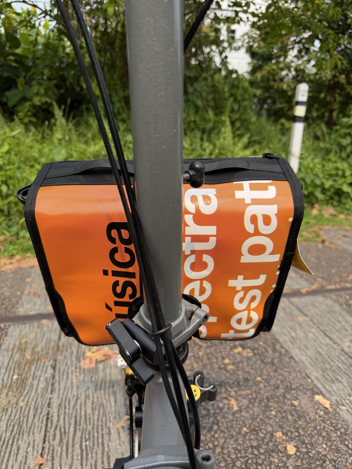Rear view of Demano Ribera 1703 with orange banner lettering, partly obscured by the original Brompton stem.