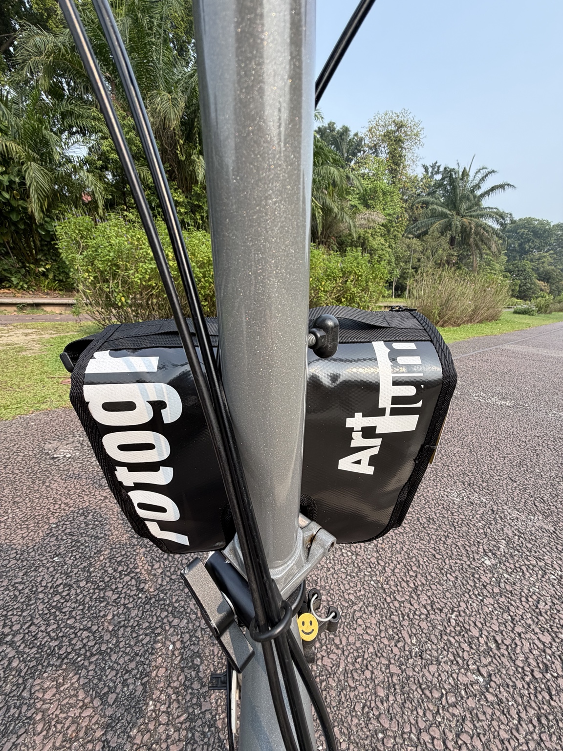 Rear view of Demano Ribera 1704 with cropped white banner lettering, partly obscured by the original Brompton stem.