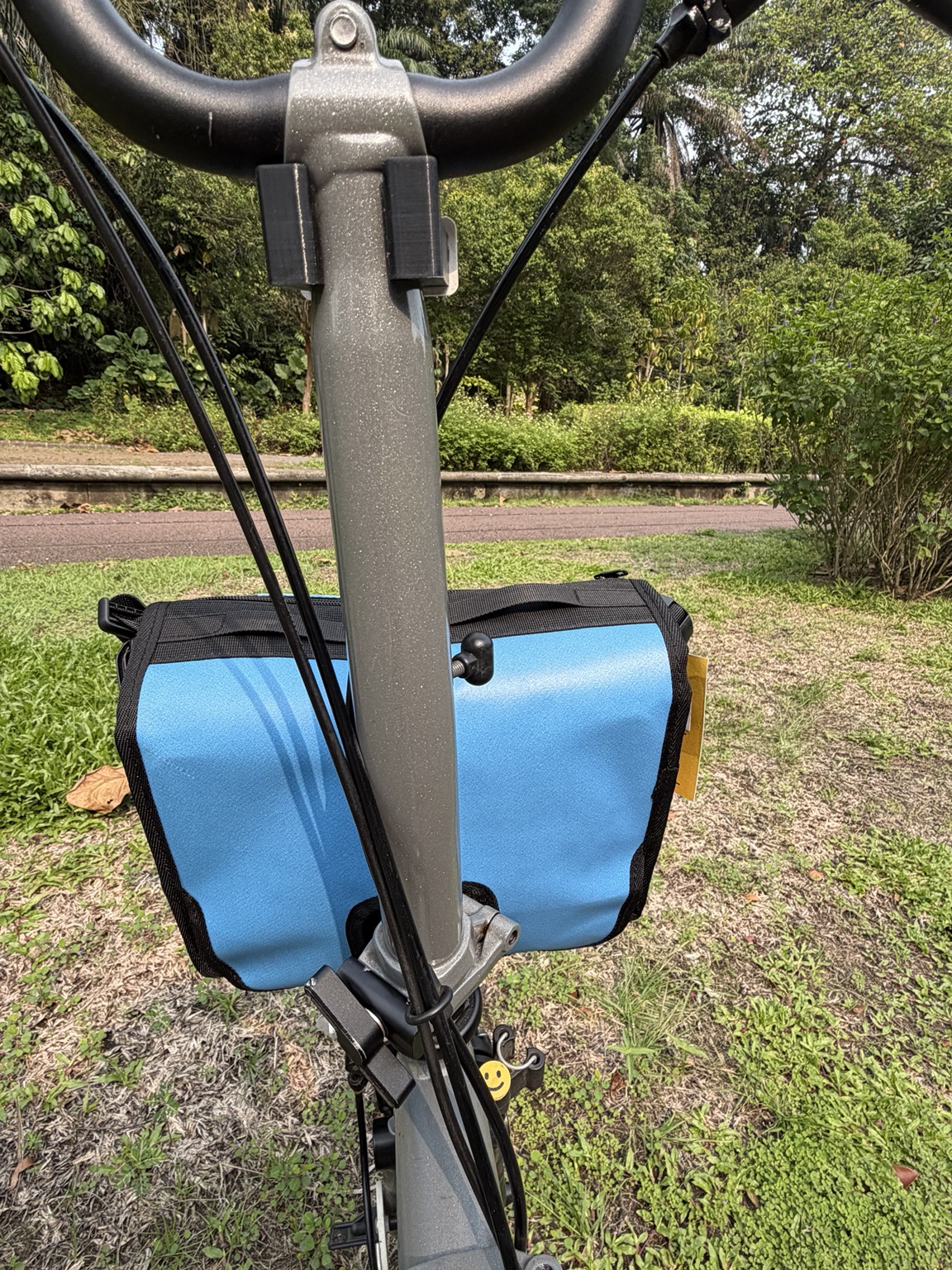 Blue rear panel of Demano Ribera 1705, partly obscured by the original Brompton stem and cables.