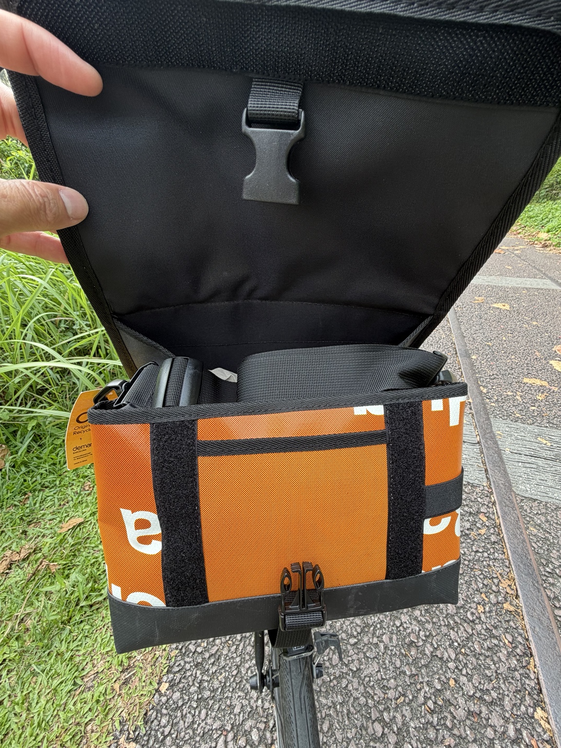 Demano Ribera 1703 with the flap held open, showing the black lining, front pocket, hook-and-loop strips and buckle.