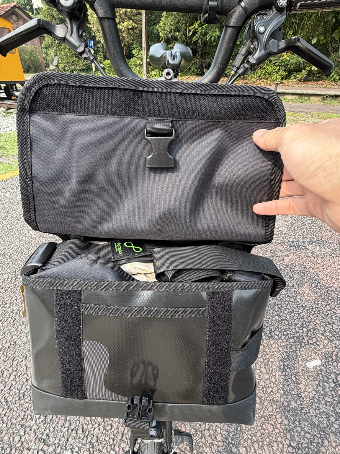 Demano Ribera 1704 with the flap held open, showing black lining, front pocket, shoulder strap, hook-and-loop strips and buckle.