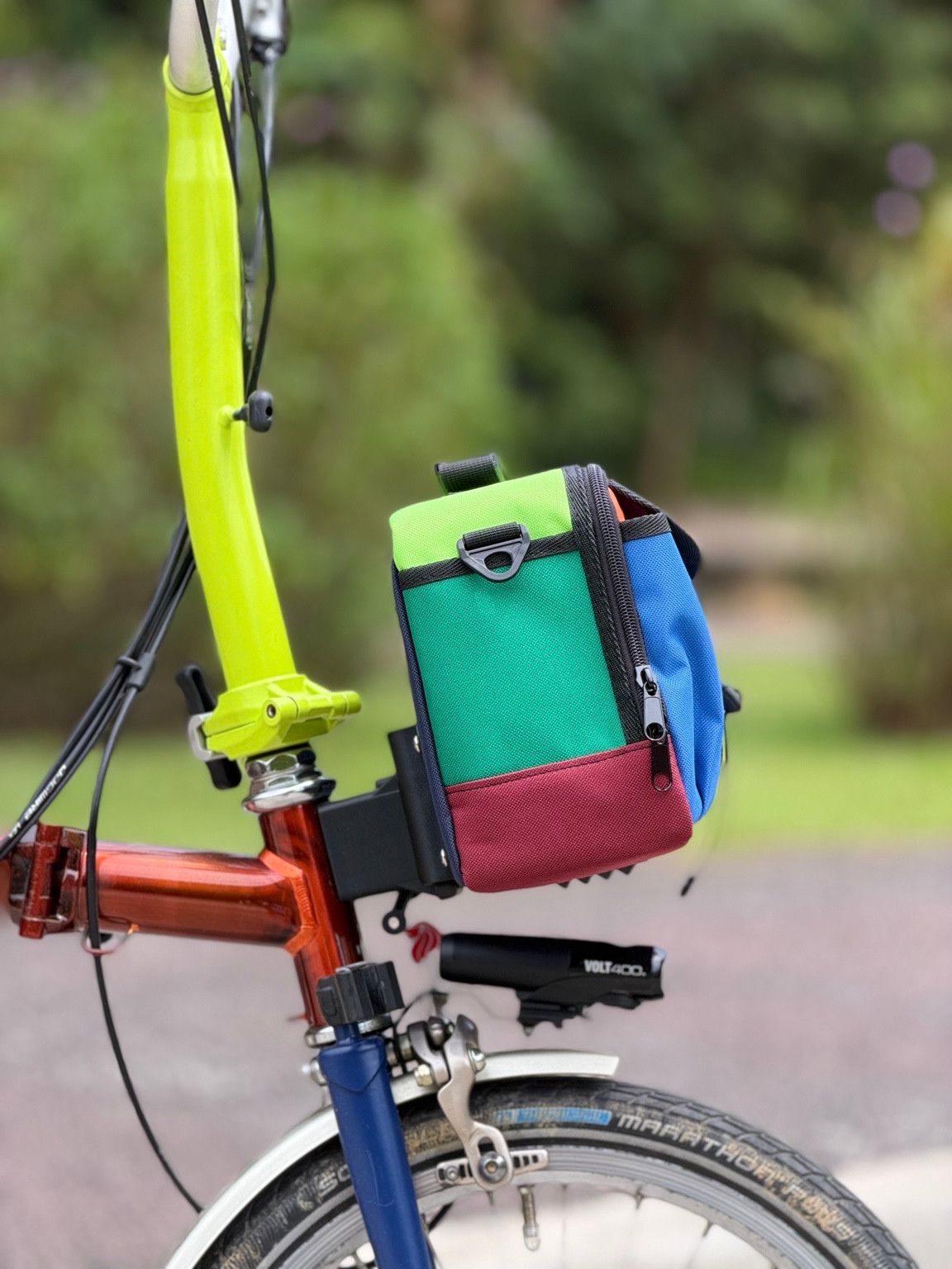Opposite side view of Valeria’s Cris Mini #01 5L Brompton bag, showing zip and shoulder strap attachment